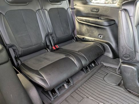 Used 2023 Jeep Grand Cherokee L Laredo image 30