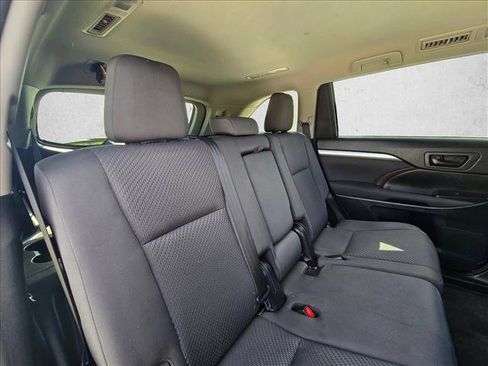 Used 2017 Toyota Highlander LE FWD image 19