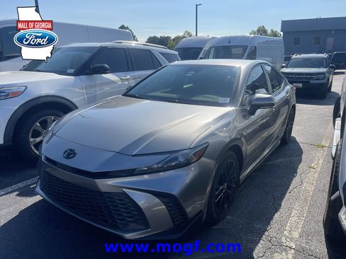 Used 2025 Toyota Camry SE FWD image 1