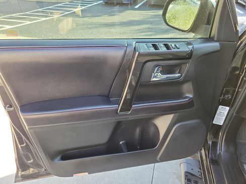 Used 2017 Toyota 4Runner TRD Off-Road AWD/4WD image 10