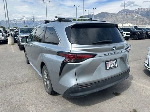 Used 2021 Toyota Sienna LE FWD image 3