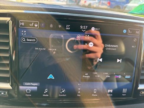 Used 2024 Chrysler Pacifica Select image 17