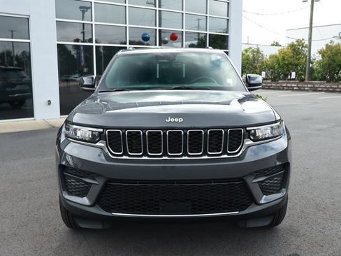 Certified 2025 Jeep Grand Cherokee Laredo w/ Luxury Tech Group I AWD/4WD image 2