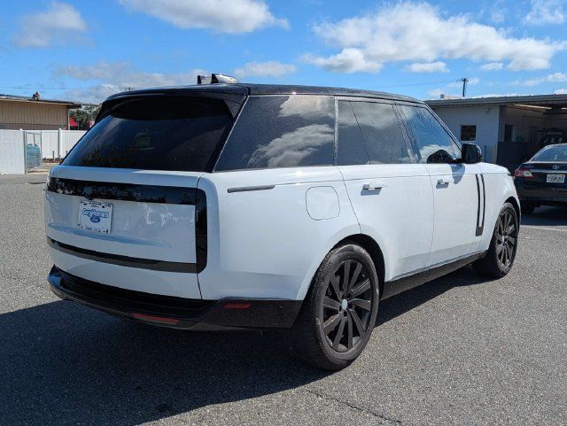 Used 2025 Land Rover Range Rover SE AWD/4WD image 3