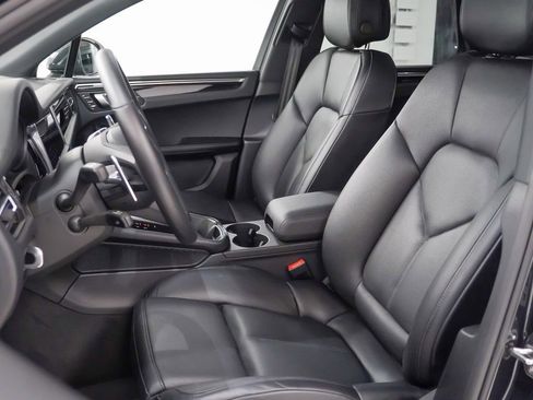 Certified 2025 Porsche Macan AWD/4WD image 5