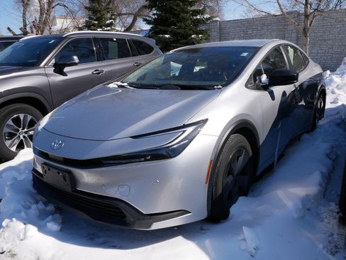 Used 2023 Toyota Prius LE image 2