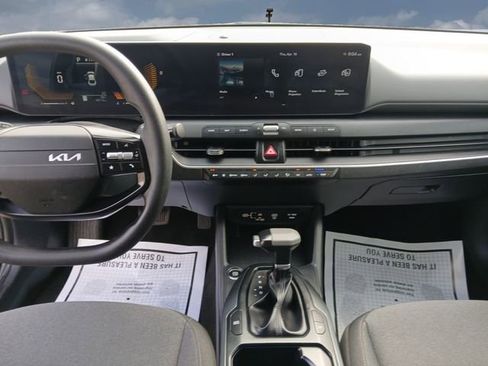 Used 2025 Kia K4 LXS image 11