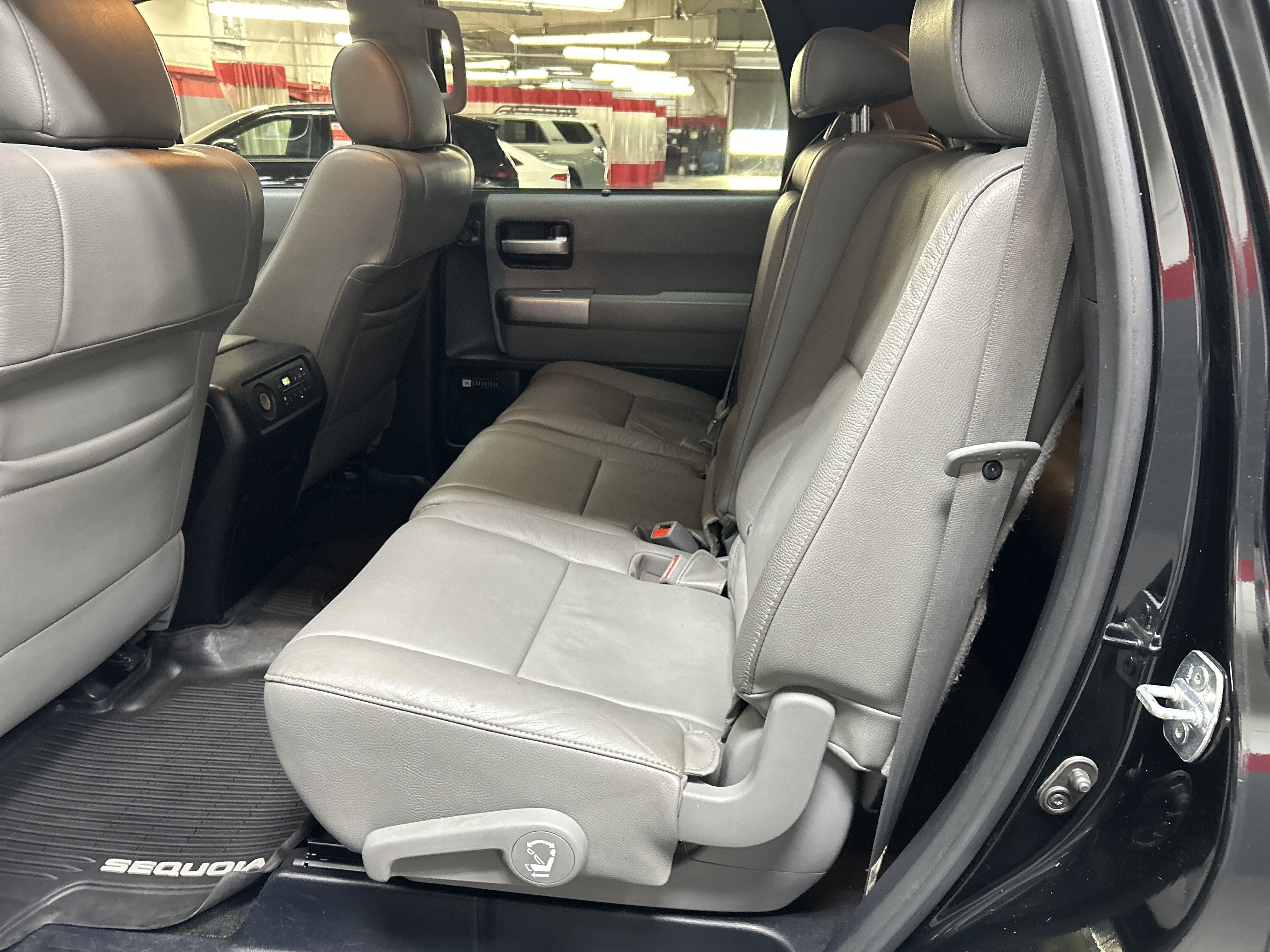 Used 2018 Toyota Sequoia Limited w/ Safety & Convenience Package AWD/4WD image 30