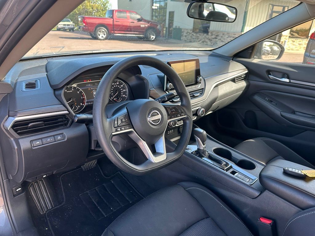 Used 2025 Nissan Altima 2.5 SV AWD/4WD image 13