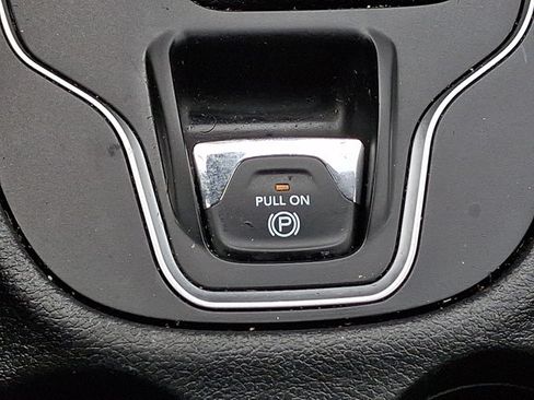 Used 2019 Jeep Cherokee Latitude Plus w/ Comfort/Convenience Group AWD/4WD image 25