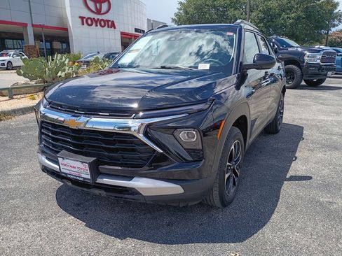 Used 2025 Chevrolet TrailBlazer LT AWD/4WD image 2