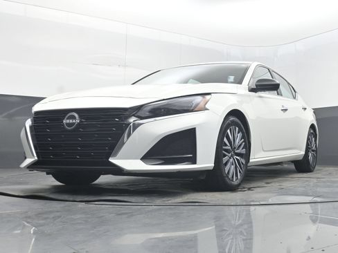 Used 2025 Nissan Altima 2.5 SV FWD image 26