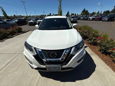 Used 2017 Nissan Rogue SV AWD/4WD image 2
