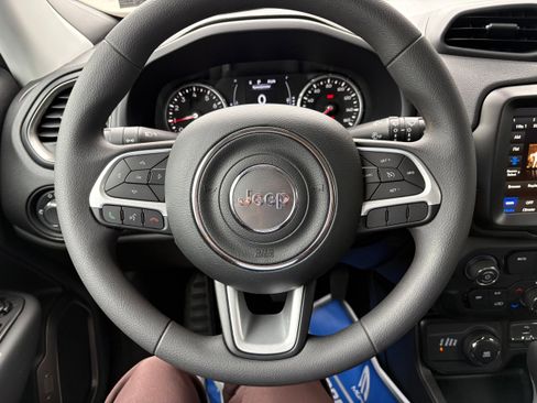 Used 2023 Jeep Renegade Latitude AWD/4WD image 17