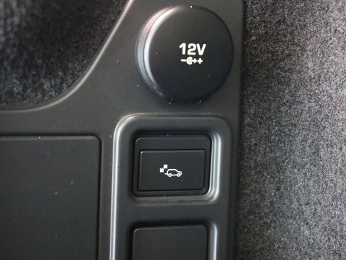 Used 2019 Land Rover Discovery SE image 19