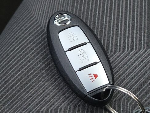 Used 2016 Nissan Rogue SV image 32