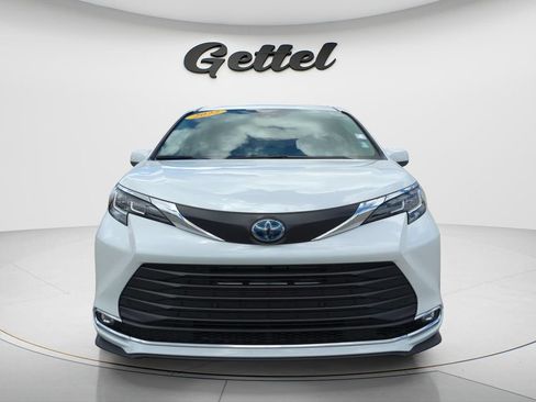 Used 2022 Toyota Sienna XLE FWD image 2