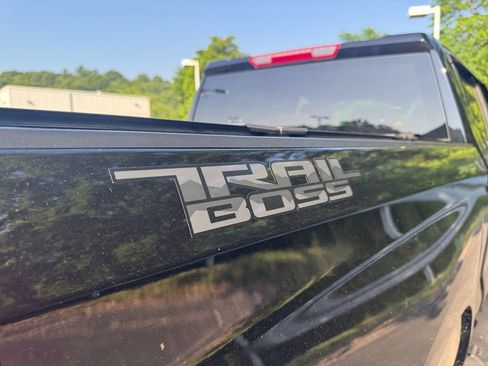 Used 2025 Chevrolet Silverado 1500 LT Trail Boss w/ Dark Appearance Package AWD/4WD image 30