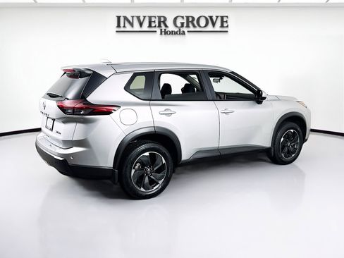Used 2024 Nissan Rogue SV image 5