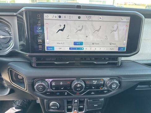 Used 2025 Jeep Wrangler Unlimited Sahara image 12