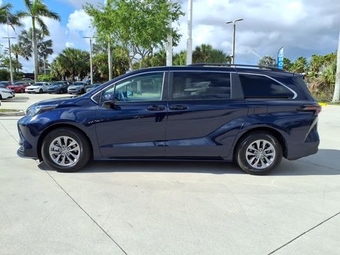 Used 2024 Toyota Sienna LE image 4