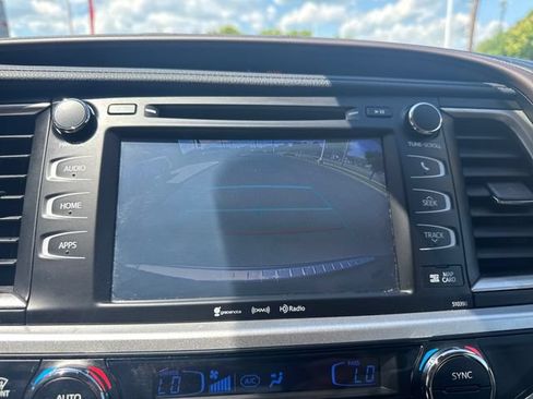 Used 2019 Toyota Highlander XLE AWD/4WD image 22