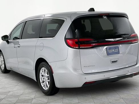 Used 2023 Chrysler Pacifica Touring-L FWD image 4