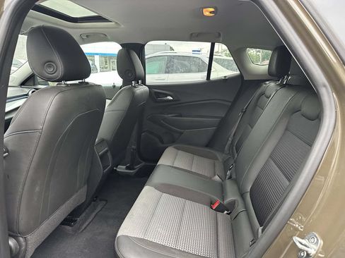 Used 2024 Chevrolet Trax LT w/ Sunroof Package FWD image 9