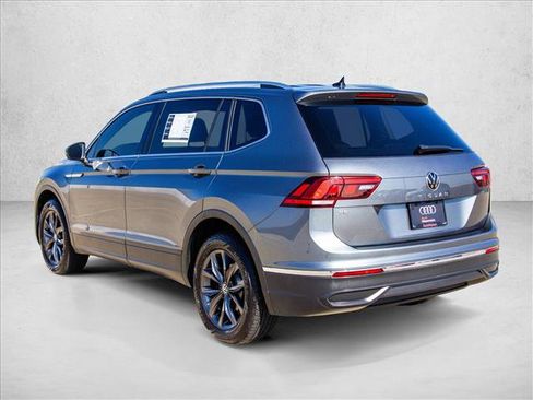 Used 2023 Volkswagen Tiguan SE w/ Panoramic Sunroof Package FWD image 7