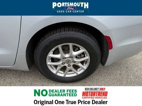 Used 2024 Chrysler Pacifica Touring-L image 26