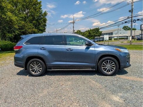 Used 2019 Toyota Highlander XLE AWD/4WD image 4