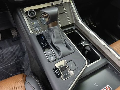 Used 2025 Lexus GX 550 w/ Accessory Package (Z1) AWD/4WD image 16