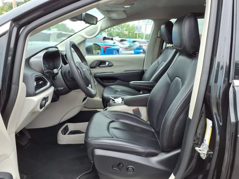 Used 2023 Chrysler Pacifica Touring-L FWD image 17