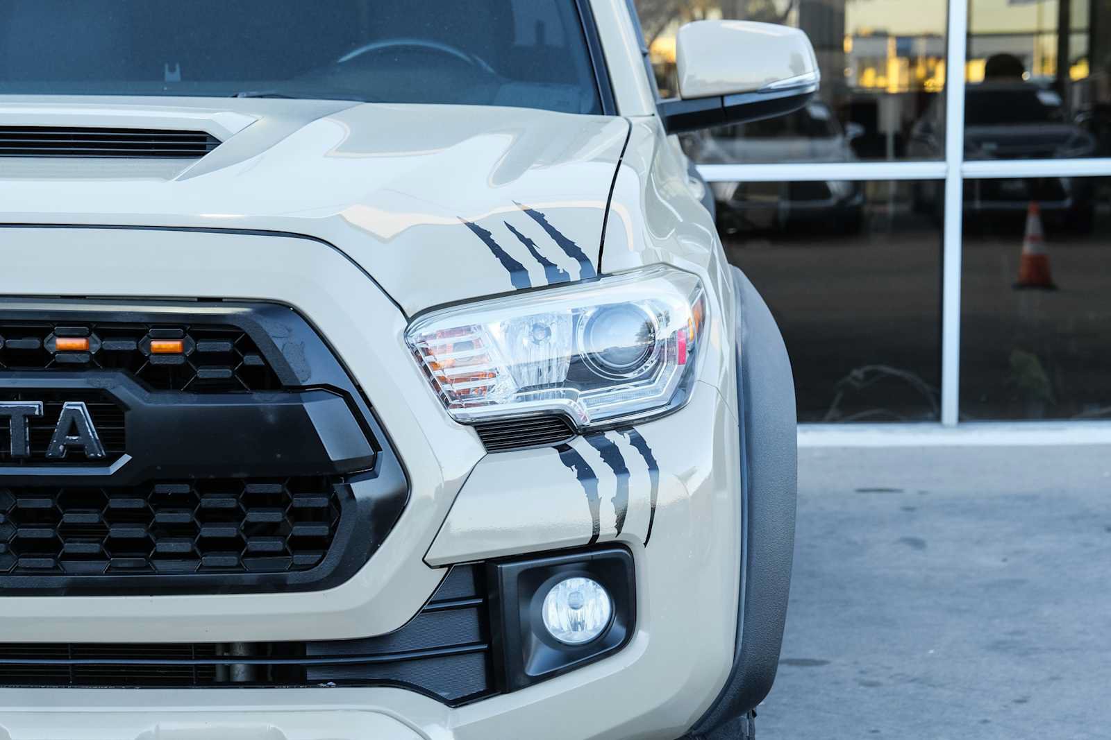 Used 2017 Toyota Tacoma TRD Sport w/ Tow Package (A/T) AWD/4WD image 4