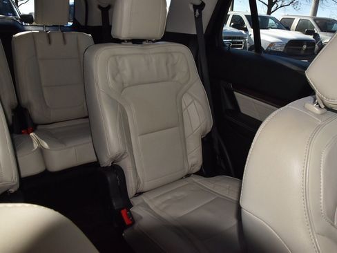 Used 2017 Ford Explorer Platinum image 22