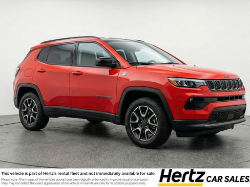 Used 2025 Jeep Compass Trailhawk image 1