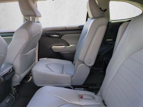 Used 2023 Toyota Highlander XLE FWD image 19
