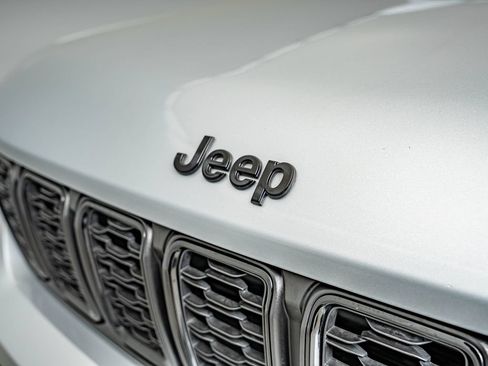 Used 2025 Jeep Grand Cherokee L Limited w/ Black Appearance Package AWD/4WD image 12