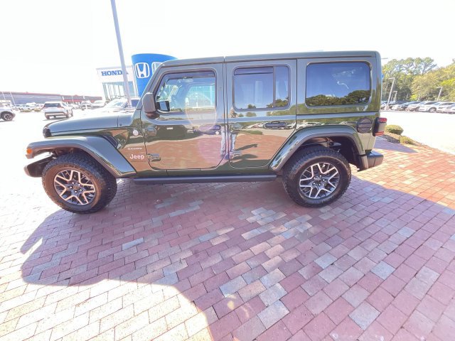 Used 2024 Jeep Wrangler Unlimited Sahara w/ Technology Group AWD/4WD image 30