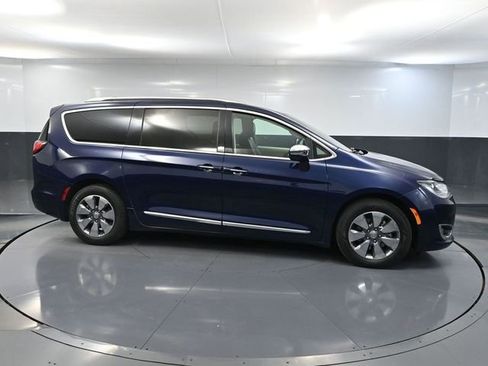 Used 2018 Chrysler Pacifica Limited w/ Advanced Safetytec Group FWD image 3