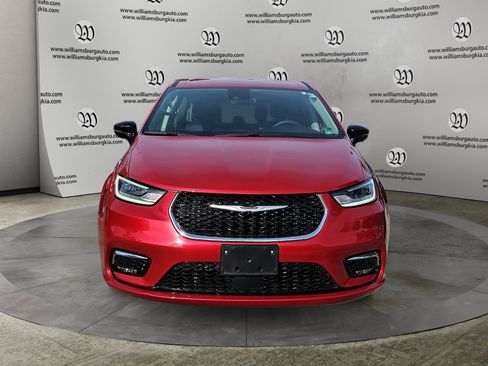 Used 2024 Chrysler Pacifica Touring-L image 8