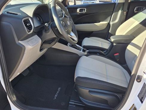 Used 2025 Hyundai Venue SEL image 11