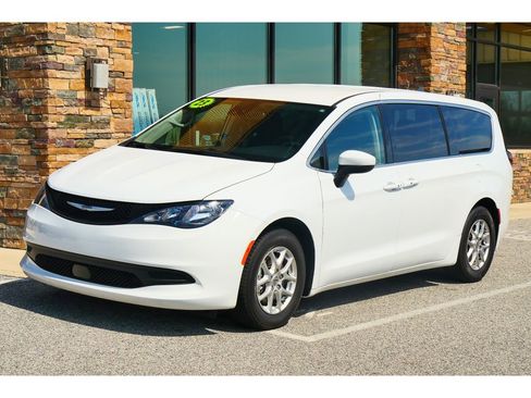 Used 2023 Chrysler Voyager LX FWD image 7