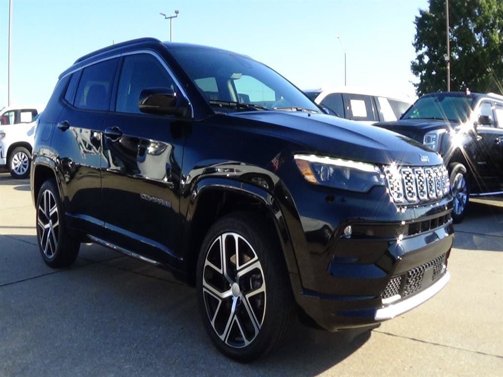 Certified 2024 Jeep Compass Limited w/ Elite Group AWD/4WD image 4