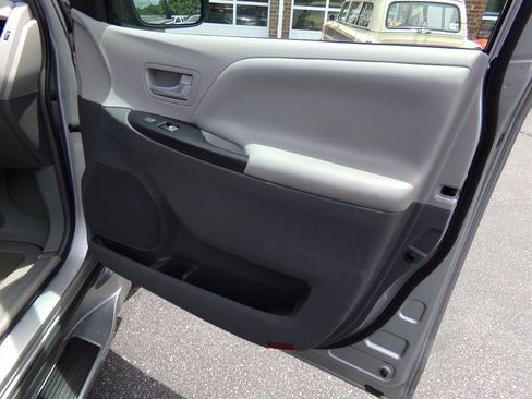 Used 2017 Toyota Sienna LE FWD image 37
