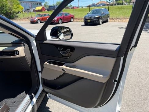 Used 2022 Lincoln Aviator AWD w/ Premium Package image 28