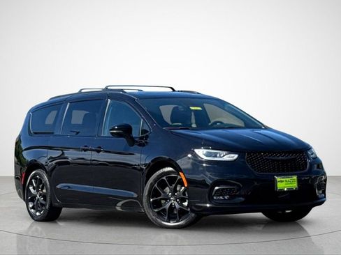 Used 2025 Chrysler Pacifica Limited FWD image 2