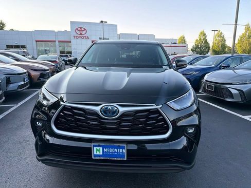 Used 2023 Toyota Highlander LE FWD image 2