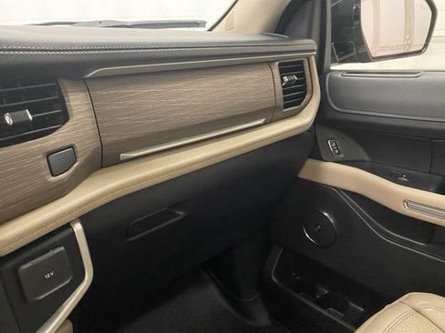 Used 2022 Ford Expedition Limited image 22