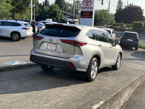 Used 2022 Toyota Highlander LE AWD/4WD image 6